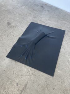 Josefa Caruz Clement, (VACUUM) BED FOR MY HAND, 2023. Latex noir, résine acrylique, 52 x 65 x 15 cm. Atelier Dominique Figarella, École nationale supérieure des Beaux-Arts de Paris.